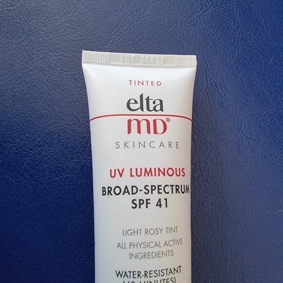 EltaMD UV Luminous Broad-Spectrum SPF 41Light Rosy Tint 1.7oz - Picture 3 of 15